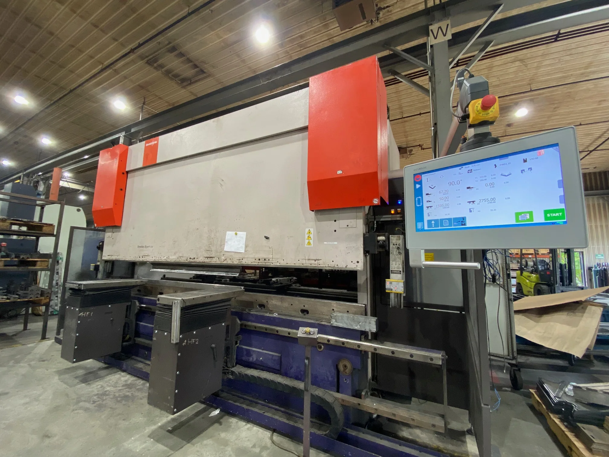 Press brake equipped with a modern CYBELEC control